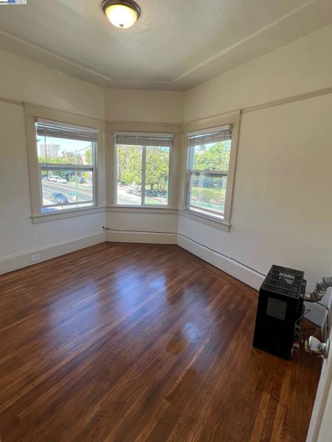 2004 Park Blvd, Oakland CA: https://media.crmls.org/mediaz/fbad9ffc-e2ff-468c-9be6-fb06420dc1bc.jpg