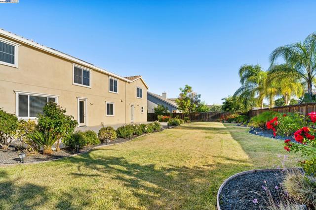 2255 Sugarloaf Ct, Brentwood CA: https://media.crmls.org/mediaz/fbaee8e3-53a4-45bd-a1b8-8557fa3b69d1.jpg
