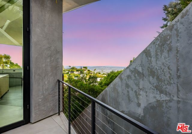 9277 Thrush Way, Los Angeles CA: https://media.crmls.org/mediaz/fbaf3a3c-c7a3-4db5-b18b-e4190f374188.jpg