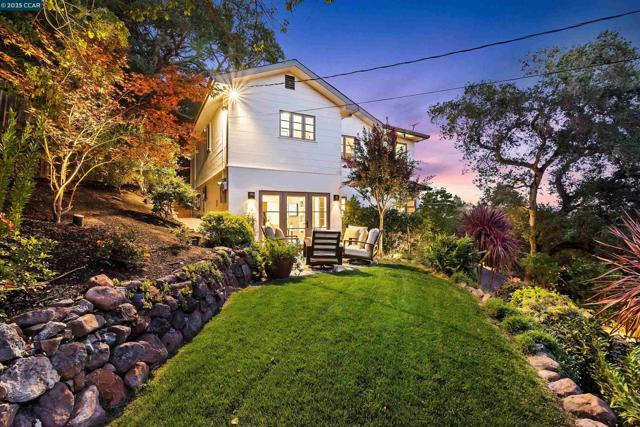 24 La Campana Rd, Orinda CA: https://media.crmls.org/mediaz/fbaf95cb-d70c-42d0-8c32-601a259f04d5.jpg