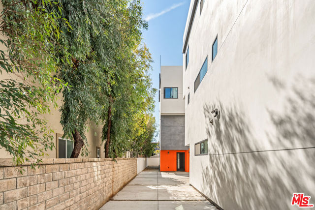 2123 Federal Avenue, Los Angeles CA: https://media.crmls.org/mediaz/fbaf96c3-3c1e-41a8-9424-2ad41ec0e0da.jpg