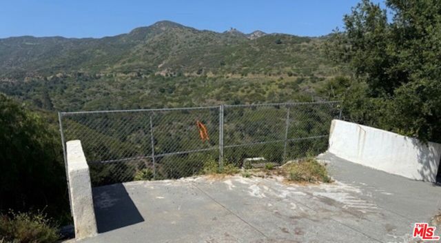 27081 Old Chimney Road, Malibu CA: https://media.crmls.org/mediaz/fbb1446f-c6bf-4842-ad8c-1524bbea64a5.jpg