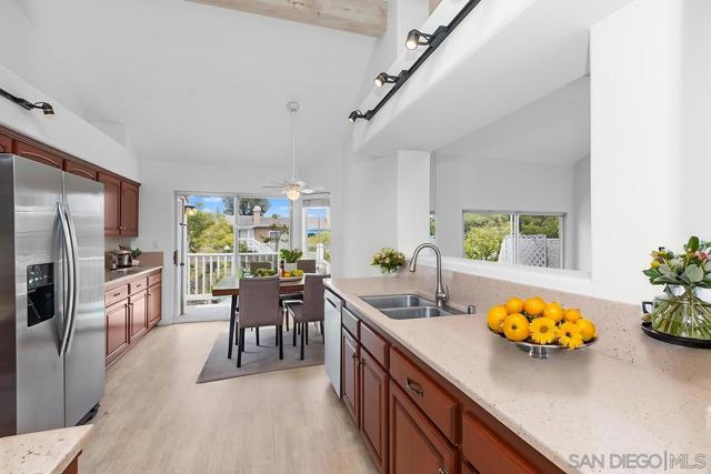 8585 Via Mallorca, La Jolla CA: https://media.crmls.org/mediaz/fbb177c1-1945-4140-8a50-13f37dbd4d98.jpg