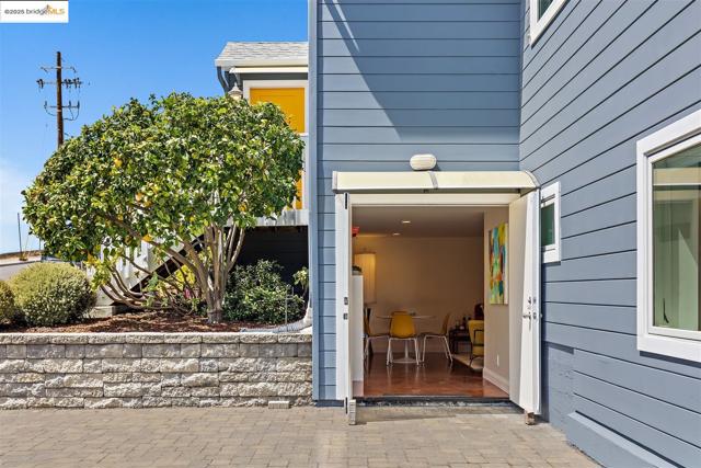 1000 Navellier St, El Cerrito CA: https://media.crmls.org/mediaz/fbb1b28b-fbb4-435d-8e64-89c5e69689e5.jpg