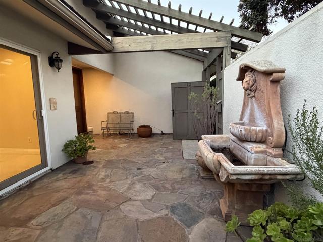 16902 Via de Santa Fe, Rancho Santa Fe CA: https://media.crmls.org/mediaz/fbb1d175-b33b-4d51-a1ab-fd9672e69b2a.jpg