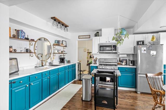 6212 Streamview Dr, San Diego CA: https://media.crmls.org/mediaz/fbb1de98-b4be-44a6-b8ac-d0631bef5e08.jpg