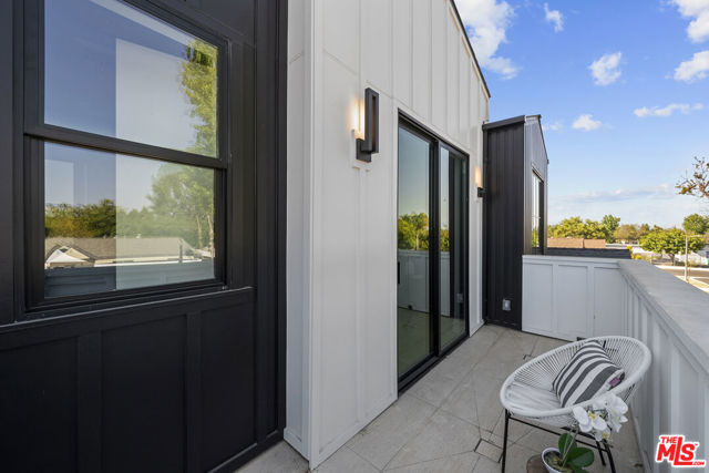 5741 Newcastle Avenue, Encino CA: https://media.crmls.org/mediaz/fbb2493b-cc09-4f65-8cbc-1a5047e716f2.jpg