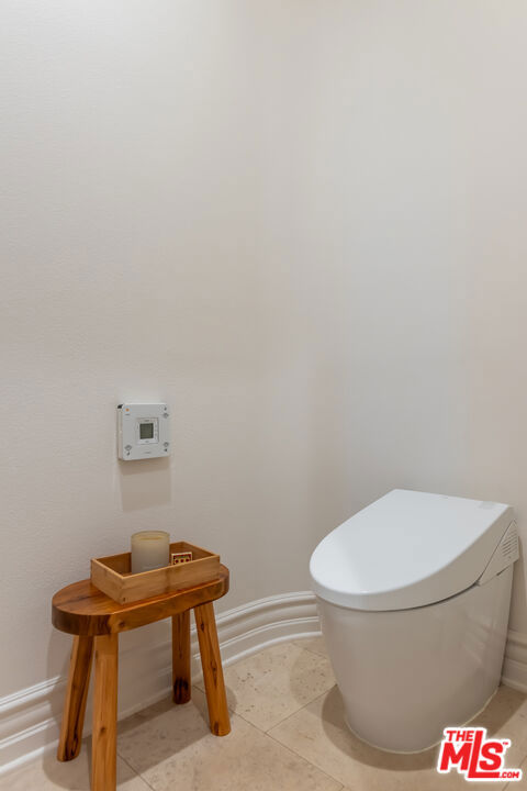 2052 Shadow Creek Drive, Agoura Hills CA: https://media.crmls.org/mediaz/fbb2d611-5dfd-46f7-8157-986fd35fc0e9.jpg