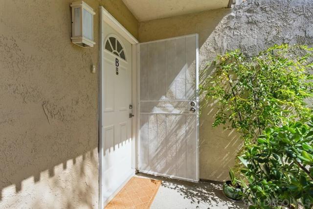 8536 Via Mallorca, La Jolla CA: https://media.crmls.org/mediaz/fbb2f8b8-6aa5-48b8-9cd7-3e293448db7a.jpg