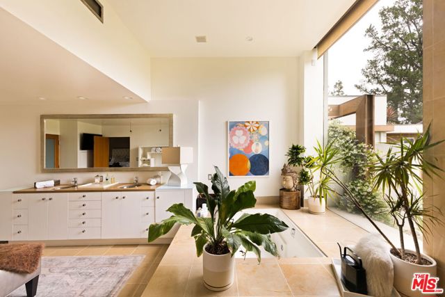11531 Amanda Drive, Studio City CA: https://media.crmls.org/mediaz/fbb3de0a-9dba-4dd9-9a92-10aec5dddbdc.jpg