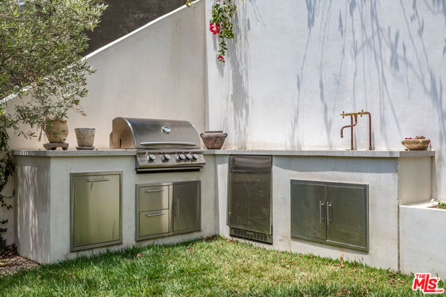 13035 Rose Avenue, Los Angeles CA: https://media.crmls.org/mediaz/fbb401ec-ae57-4893-a3e4-76d441ca93de.jpg