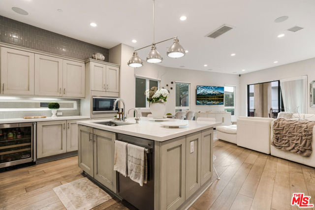 5929 Coral Place, Playa Vista CA: https://media.crmls.org/mediaz/fbb4342b-62f7-4ea5-81ef-154a08ff3525.jpg