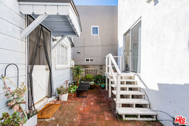 325 10th Street, Manhattan Beach, California 90266, ,Residential Income,Sold,10th,23294569