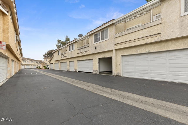 2091 Blackberry Circle, Oxnard CA: https://media.crmls.org/mediaz/fbb5822a-ef60-447d-976d-d5faee72fbe1.jpg