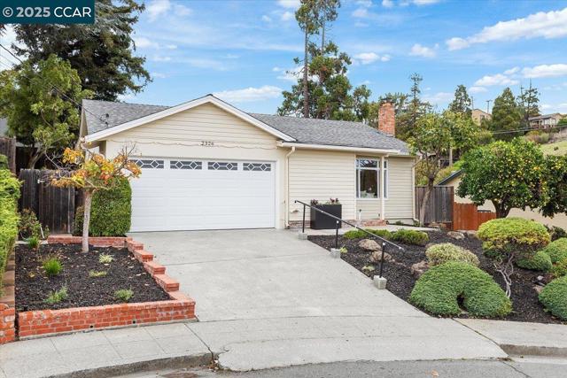 2326 Bramble Ct, Castro Valley CA: https://media.crmls.org/mediaz/fbb63982-3a36-4be1-ad3e-04cc311e26a6.jpg