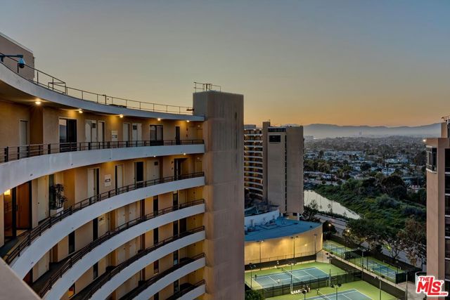 4335 Marina City Drive, Marina del Rey CA: https://media.crmls.org/mediaz/fbb649f4-ce26-4986-baf1-82259e45e6e1.jpg