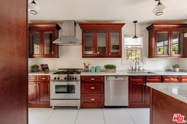 5966 Airdrome Street, Los Angeles CA: https://media.crmls.org/mediaz/fbb7cdba-31b5-45d2-990f-4927f7e71e6b.jpg