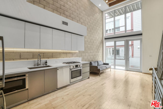 3450 Cahuenga Boulevard, Los Angeles CA: https://media.crmls.org/mediaz/fbb7ce25-6d6f-4f55-b76b-090af2dace02.jpg