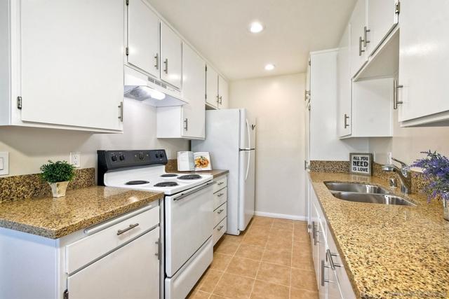 8660 Via Mallorca, La Jolla CA: https://media.crmls.org/mediaz/fbb837ec-0b6e-44e6-a303-f75e66aa3101.jpg