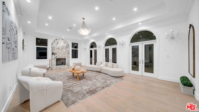 1447 San Ysidro Drive, Beverly Hills CA: https://media.crmls.org/mediaz/fbb8c3a2-e843-46dd-a18e-3e25d570c426.jpg