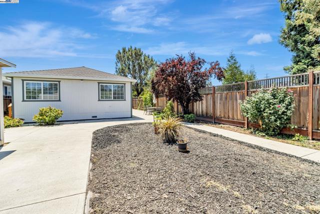 2940 Somerset Ave, Castro Valley CA: https://media.crmls.org/mediaz/fbba5f4a-6b1f-46d7-b624-a8981ebd2678.jpg