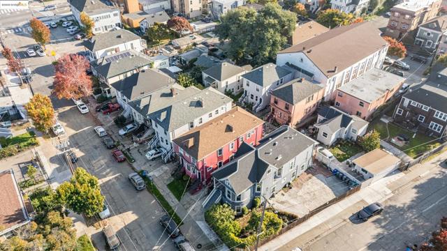 553 34Th St, Oakland CA: https://media.crmls.org/mediaz/fbbaa245-16d7-4cb0-b58e-b4f9759944a5.jpg