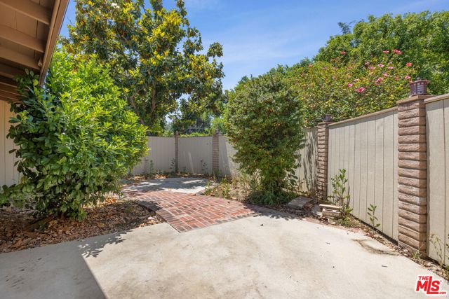 8400 Encino Avenue, Northridge CA: https://media.crmls.org/mediaz/fbbaec5f-cf0f-41f3-981e-4dbab82201ea.jpg