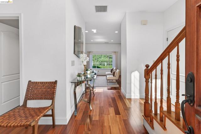 4963 Stoneridge Ct, Oakland CA: https://media.crmls.org/mediaz/fbbafa8c-922c-4462-a39c-bbe14800642c.jpg