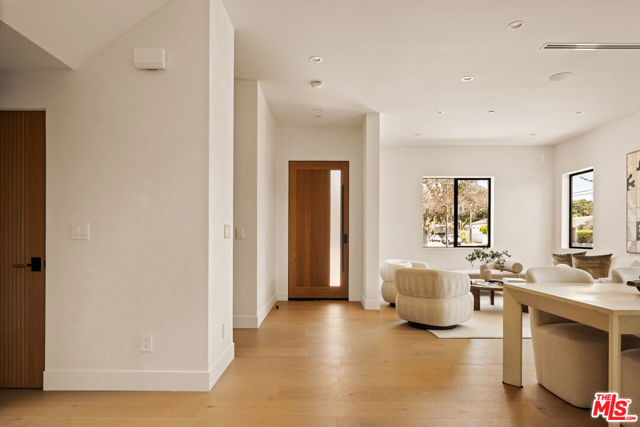 7543 Denrock Avenue, Los Angeles CA: https://media.crmls.org/mediaz/fbbc1d4d-85f3-43a3-b011-602d043491eb.jpg