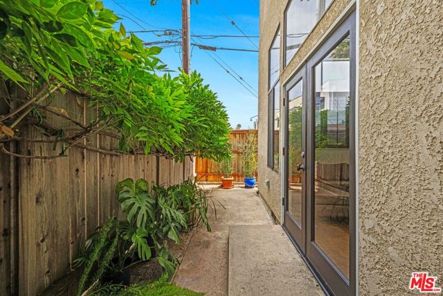 1141 17th Street, Santa Monica CA: https://media.crmls.org/mediaz/fbbc2622-096e-4461-9b95-d17b894a0ddf.jpg