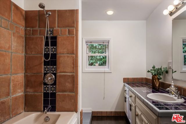 4189 Holly Knoll Drive, Los Angeles CA: https://media.crmls.org/mediaz/fbbc7d1c-ee53-4dad-b78f-e853a9d2d156.jpg