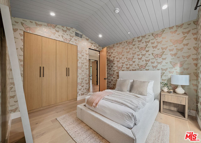 11317 Valley Spring Lane, Studio City CA: https://media.crmls.org/mediaz/fbbd35e4-2fce-4265-b9d8-91146a680ed0.jpg