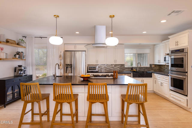 1009 Grandview Avenue, Ojai CA: https://media.crmls.org/mediaz/fbbd4b66-7226-4272-a71e-92ef85403798.jpg
