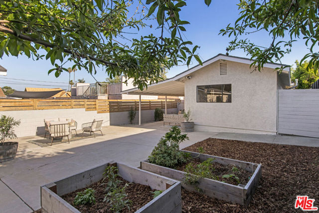 5361 Oakland Street, Los Angeles CA: https://media.crmls.org/mediaz/fbbd67a9-5287-4365-b4f1-3b6d4a10d912.jpg