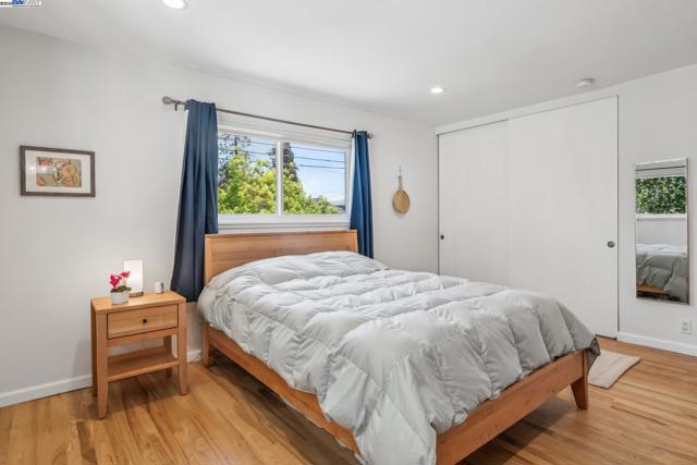 1233 Broadway, Alameda CA: https://media.crmls.org/mediaz/fbbd7260-fa96-40b1-ba7b-d9c58790a6b1.jpg