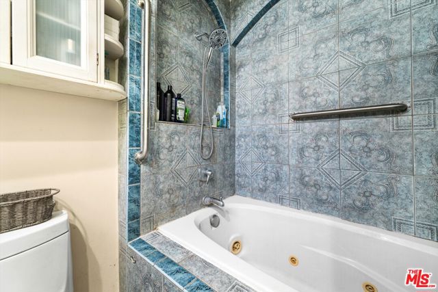 9253 Hayvenhurst Avenue, North Hills CA: https://media.crmls.org/mediaz/fbbf1667-57f2-44a4-bd28-fc2edd4ee80f.jpg