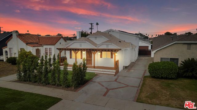 3815 W 60th Street, Los Angeles CA: https://media.crmls.org/mediaz/fbbf336e-11ab-42a7-9998-1d220a5328a7.jpg