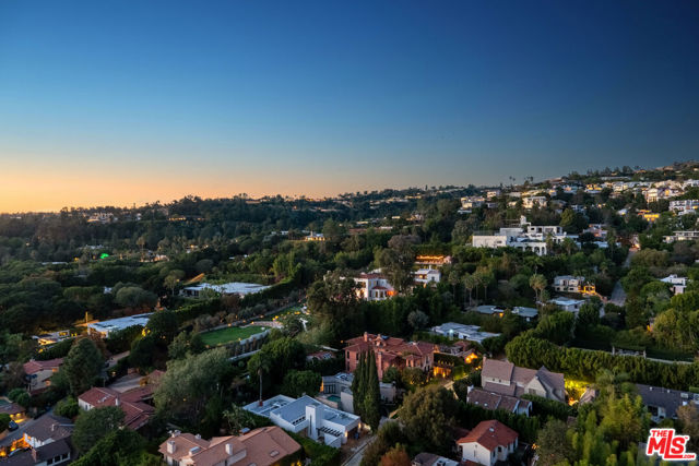 9255 Doheny Road, West Hollywood CA: https://media.crmls.org/mediaz/fbbfa6d4-f529-45eb-ac10-6cc9aaae2a2c.jpg