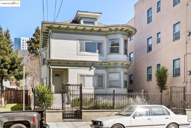548 37th St, Oakland CA: https://media.crmls.org/mediaz/fbc0b557-7e4d-459e-b65b-78022e4ace3a.jpg