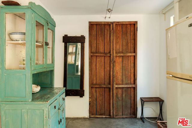 21316 Encina Road, Topanga CA: https://media.crmls.org/mediaz/fbc123e2-c4ef-41d7-8f86-006d56a0b8d9.jpg