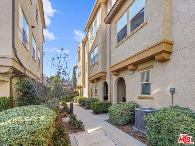 14122 W Willow Lane, Van Nuys CA: https://media.crmls.org/mediaz/fbc1c844-2398-4e2f-b01b-452b981e1053.jpg