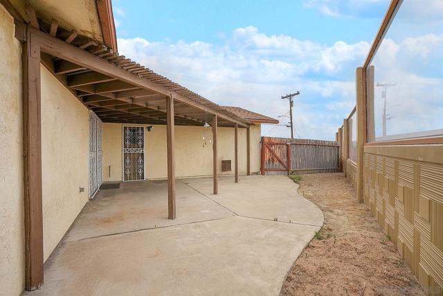 945 Nacion Avenue, Chula Vista CA: https://media.crmls.org/mediaz/fbc287ce-1095-405c-af64-6ce3f7ed499f.jpg