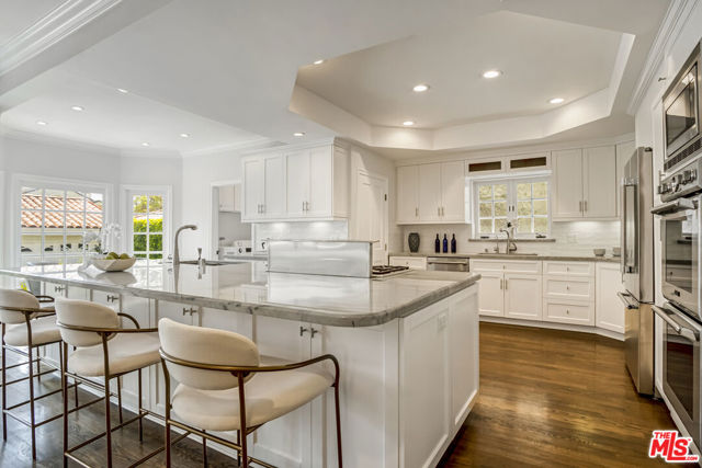 116 N Palm Drive, Beverly Hills CA: https://media.crmls.org/mediaz/fbc35c24-1c7f-4086-9cc5-a9b077db0340.jpg