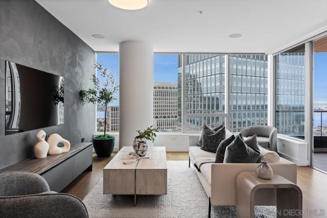 888 W E St, San Diego CA: https://media.crmls.org/mediaz/fbc3c8de-f9bc-4c54-ba9c-386b5d92b5d4.jpg