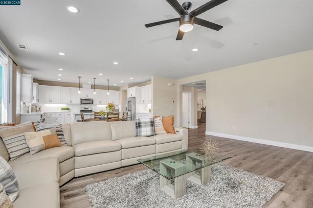 5420 Promontory Way, Antioch CA: https://media.crmls.org/mediaz/fbc55e82-cc03-4b56-b8b0-19764e1db95f.jpg