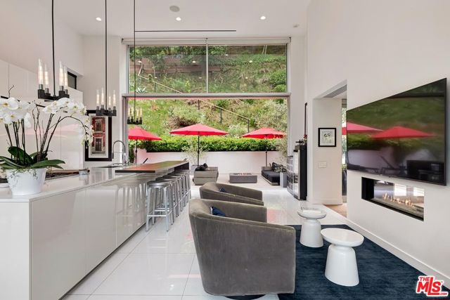 9792 Oak Pass Road, Beverly Hills CA: https://media.crmls.org/mediaz/fbc5908a-d306-4eb0-a439-7659ba4d4191.jpg