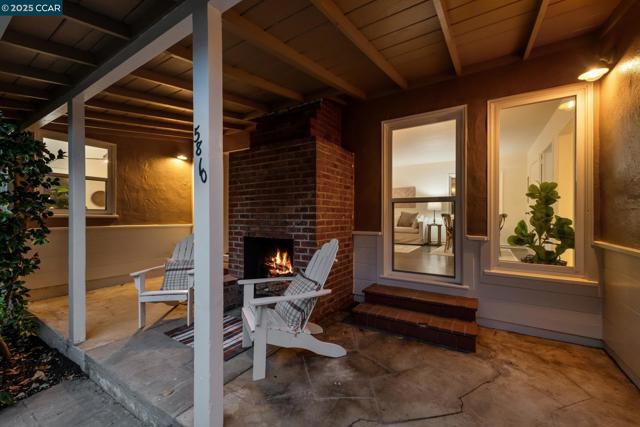 5810 Estates Dr, Oakland CA: https://media.crmls.org/mediaz/fbc59de1-2d7d-4749-a216-a23ae667a0a5.jpg