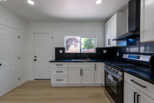 1276 64Th Ave, Oakland CA: https://media.crmls.org/mediaz/fbc6128d-85aa-4edf-9ee8-c88ddc895e02.jpg