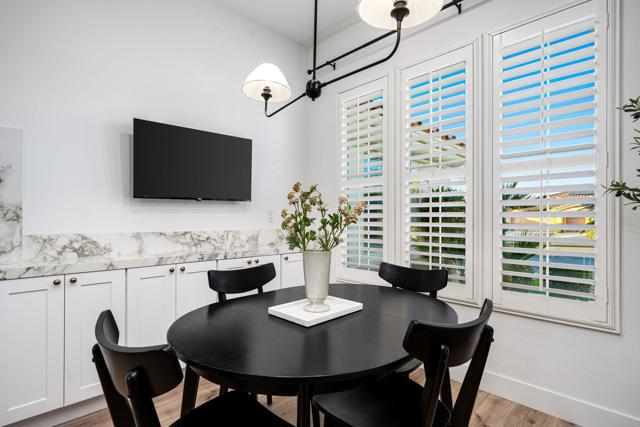 33 Calle La Reina, Rancho Mirage CA: https://media.crmls.org/mediaz/fbc6ef97-6ecc-434e-84d0-b9396bb90418.jpg
