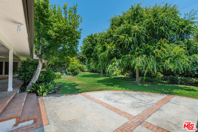 374 Homewood Road, Los Angeles CA: https://media.crmls.org/mediaz/fbc7fd2a-8677-463a-a668-6caf911407aa.jpg